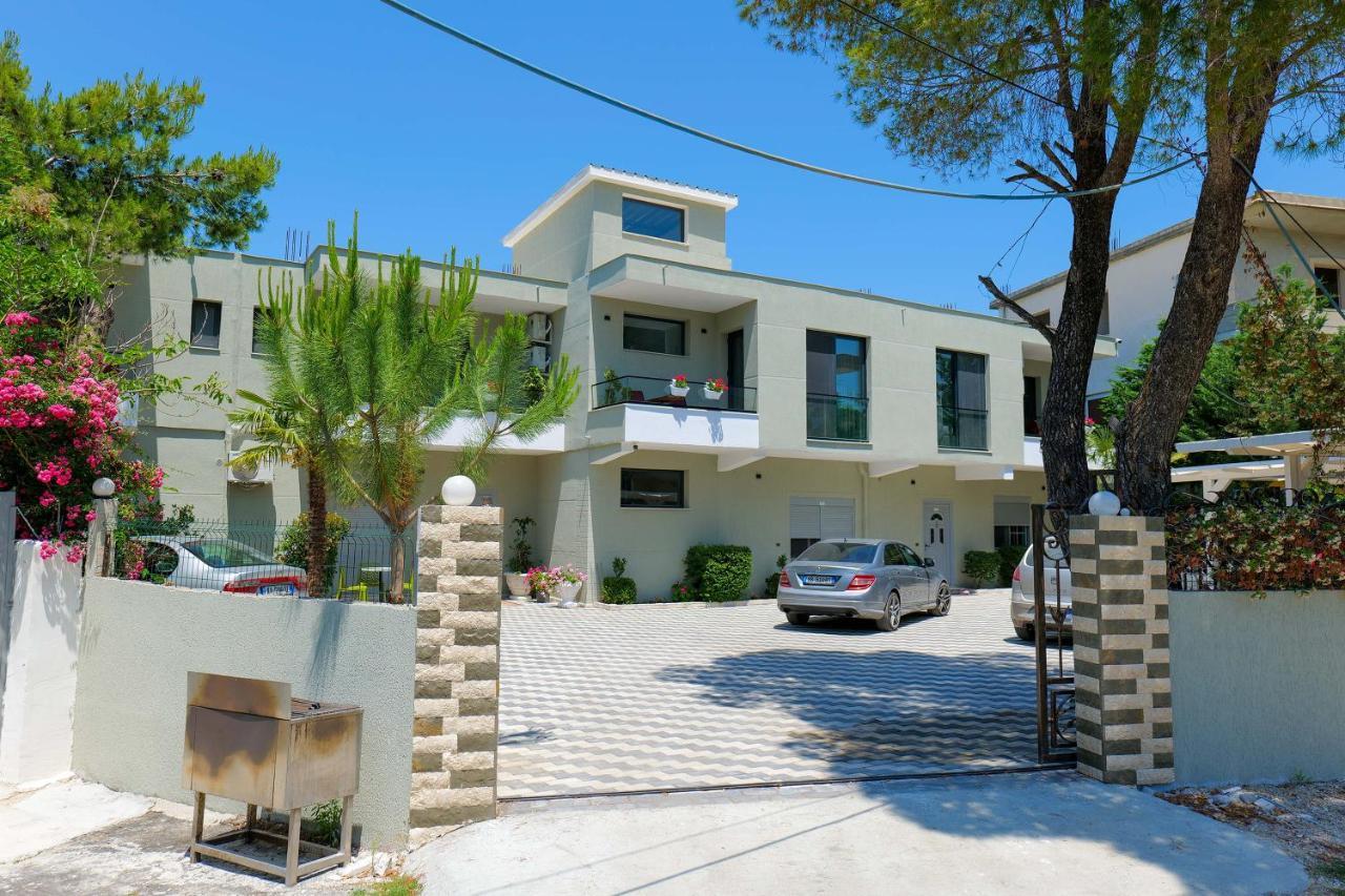 Vila Celaj Hotel Vlore Exterior photo