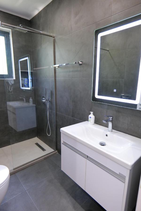 Vila Celaj Hotel Vlore Exterior photo