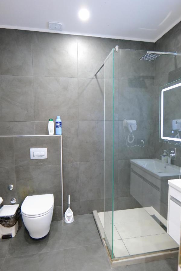 Vila Celaj Hotel Vlore Exterior photo