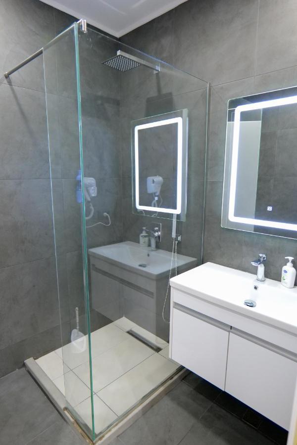 Vila Celaj Hotel Vlore Exterior photo